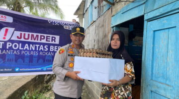 Jumat Berkah, Kapolres Rohul Bagikan  Ratusan Sembako Dan Telur, Pada Pengendara  dan Petugas Kebersihan Titip Pesan Damai Pilkada 2024