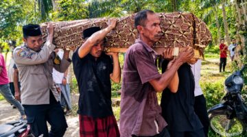 Tak Hanya Mengayomi, Bhabinkamtibmas Polsek Peureulak Barat Turut Mengantar Warga ke Peristirahatan Terakhir