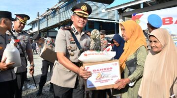 Menyapa Pesisir, Polres Aceh Timur Serahkan Bansos bagi Nelayan pada Hari Bhayangkara Ke-80