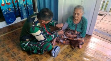 Peduli Kesehatan Masyarakat Perbatasan, Pos Mentari Satgas Pamtas Yonarmed 13/Nanggala Gelar Pelayanan Medis Door-to-Door di Desa Badau