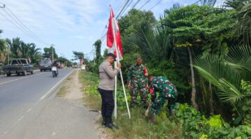 Polsek dan Koramil Peureulak Barat Perkuat Semangat Kebangsaan Lewat Pemasangan Bendera Merah Putih