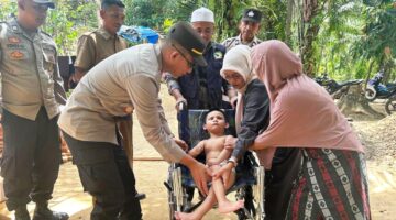 Polsek Banda Alam Dampingi Penyaluran Bantuan Kursi Roda Dan Sembako Untuk Warga Disabilitas