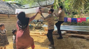 Kapolsek Banda Alam Salurkan Bantuan Sosial Kepada Anak Penderita Disabilitas Berat Di Desa Panton Rayeuk