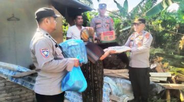 Pohon Sawit Timpa Rumah Warga, Kapolsek Idi Rayeuk Serahkan Bantuan