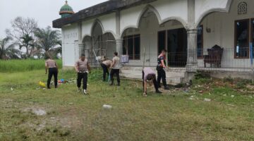 Green Policing Di Simpang Jernih, Polisi Bersihkan Lingkungan Masjid Nurul Huda