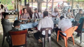 Polisi Hadir Sepanjang Pekan, Kapolsek Idi Rayeuk Serap Aspirasi Masyarakat