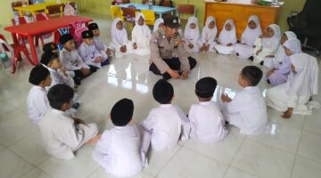 Dekat Dengan Anak Sejak Dini, Polsek Peureulak Barat Tanamkan Disiplin Lewat Saweu Sekolah