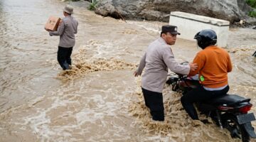 Kapolsek Turun ke Air Dorong Motor Warga, Sementara BPJN Aceh dan Pemerintah Aceh Dinilai Abai, Warga Panggil Gubernur Jawa Barat